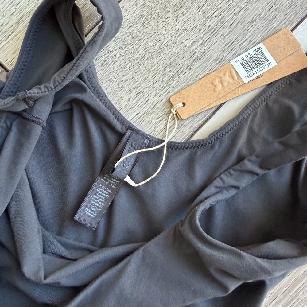 SKIMS Fits everybody Square Neck Bodysuit - Picture 2 of 8